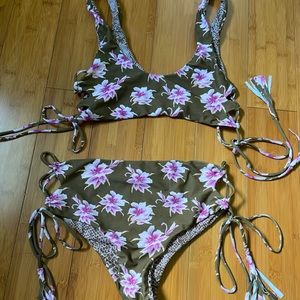Acacia Capsule Aloha bikini